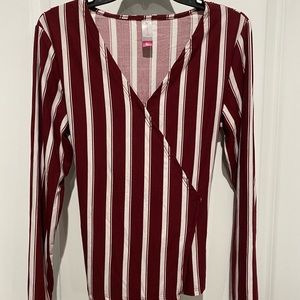 No Boundaries shirt, ties in back, Juniors Sz XL